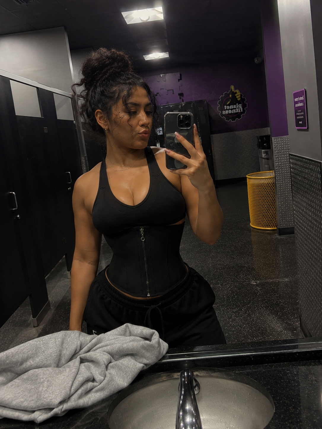 Black corset gym mirror review from Valentina S.